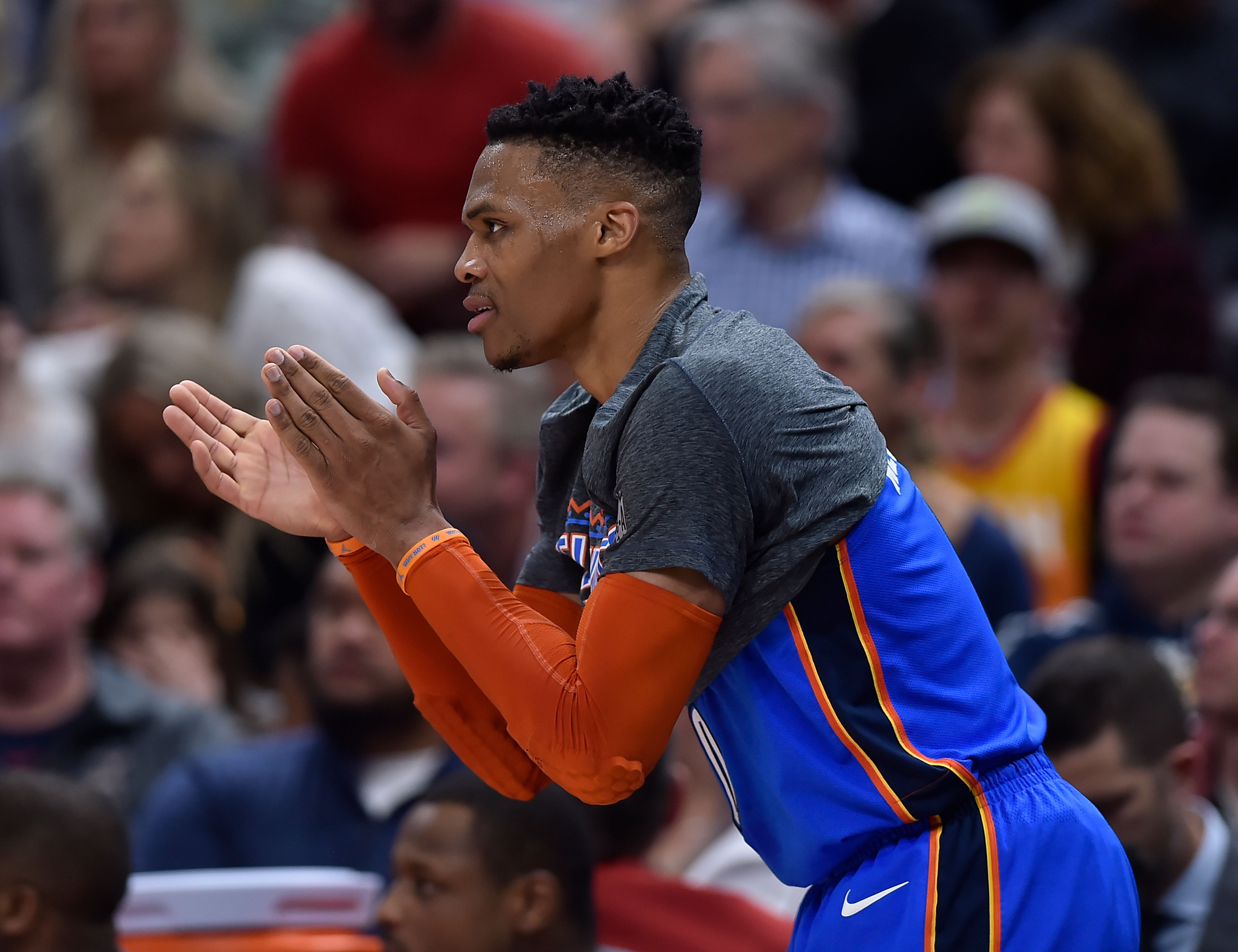 虽然她与殷 虽然她与殷